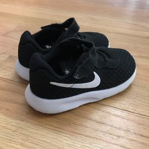 Black and white Nike Tanjun (toddler 8)